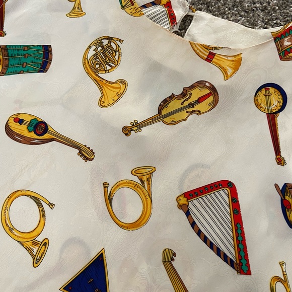 No sleeve women’s blouse with instruments on it - Picture 3 of 4